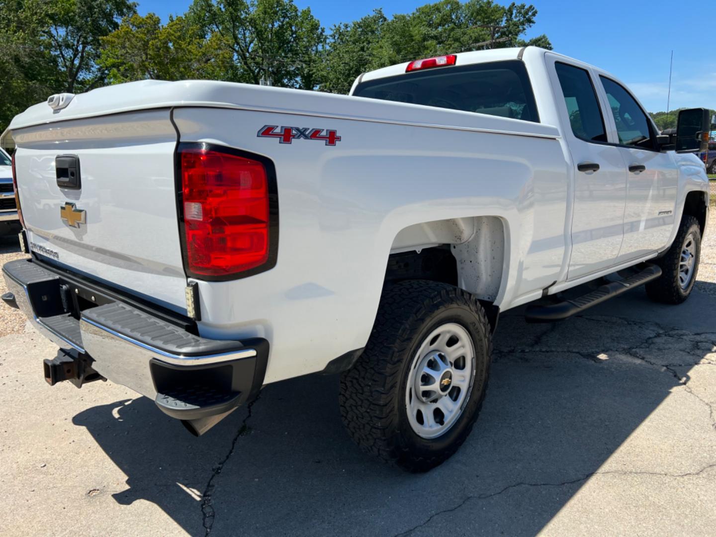 2017 White /Gray Chevrolet Silverado 2500HD W/T (1GC2KUEG4HZ) with an 6.0 V8 engine, Automatic transmission, located at 4520 Airline Hwy, Baton Rouge, LA, 70805, (225) 357-1497, 30.509325, -91.145432 - 2017 Chevrolet Silverado 2500HD Double Cab 4X4 6.0 V8 Gas, 138K Miles, Power Windows, Locks & Mirrors, Cold A/C, Tow Pkg, ARE Bed Cover, Good Tires. FOR INFO PLEASE CONTACT JEFF AT 225 357-1497 CHECK OUT OUR A+ RATING WITH THE BETTER BUSINESS BUREAU WE HAVE BEEN A FAMILY OWNED AND OPERATED BUSINESS - Photo#5